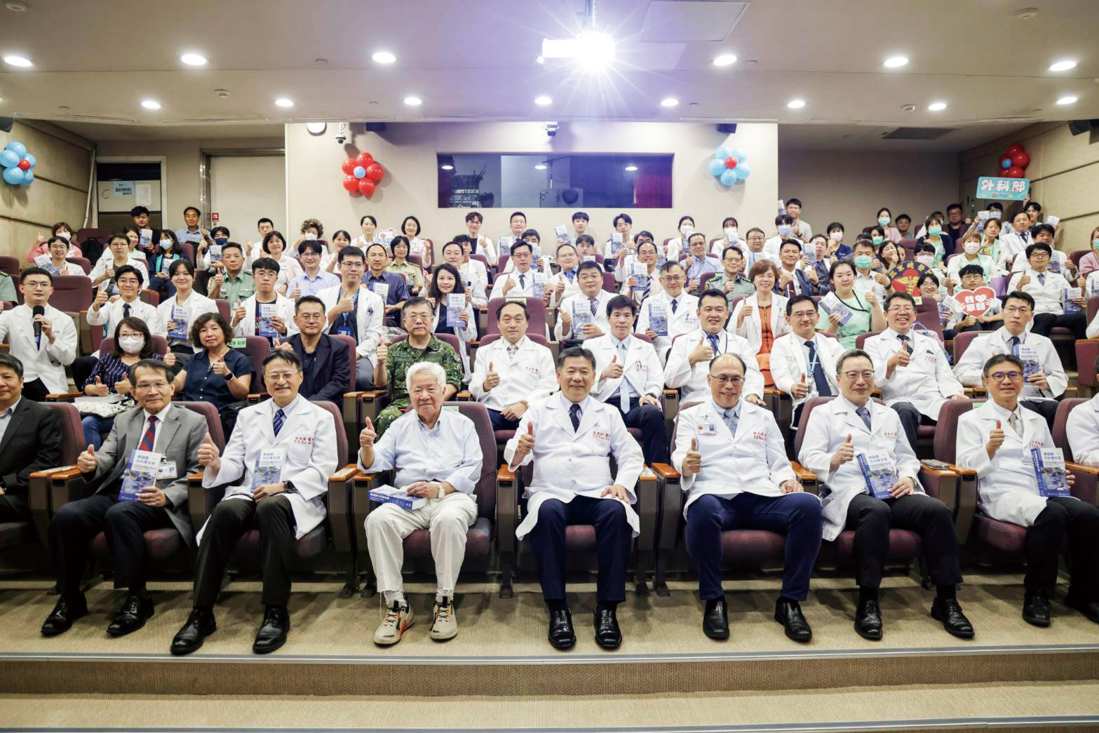 蔡局長與翻譯團隊及本院代表合影